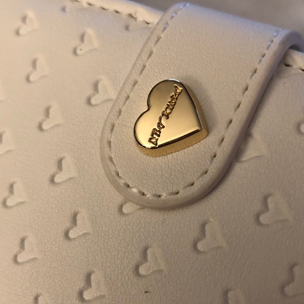 Betsey Johnson XOLEAH White Card Case Wallet Embossed Heart Pattern + Strap NWT - Picture 7 of 16